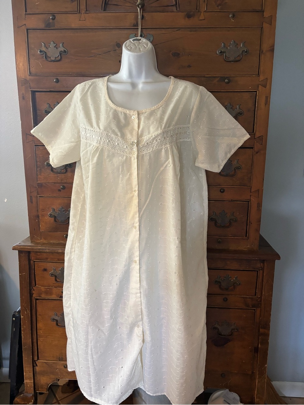 Vintage Pale Yellow Eyelet Short-Sleeve Button Down Nightgown Lace Trim 1X